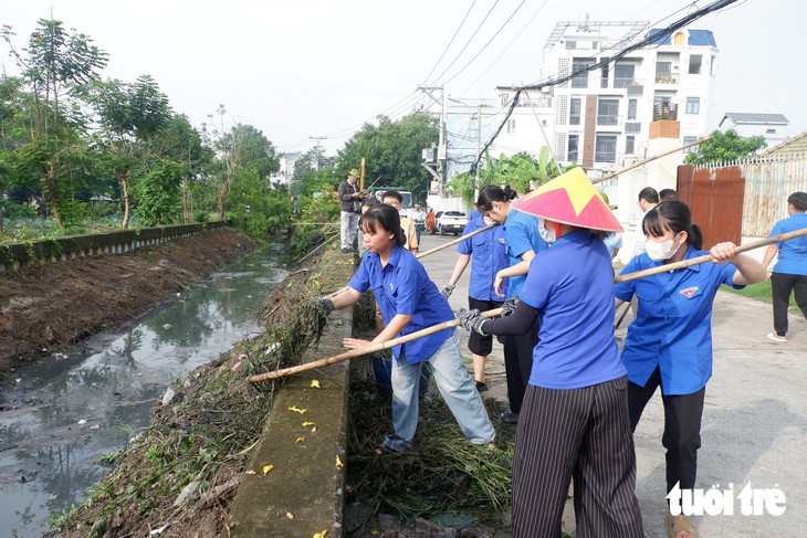 Tuổi trẻ TP.HCM ra quân làm sạch môi trường, thực hiện Ngày Chủ nhật xanh lần thứ 168 - Ảnh 7.