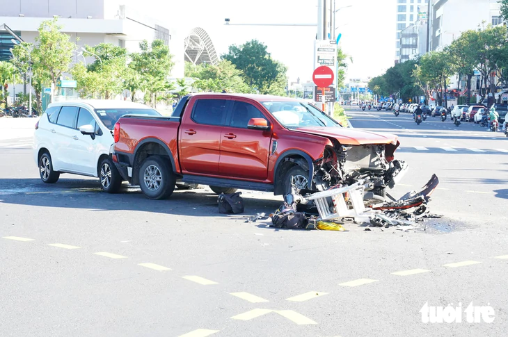 Vụ tai nạn liên hoàn giữa trung tâm Đà Nẵng: 4 ô tô, 1 xe máy hư hỏng vì xe bán tải vượt đèn đỏ - Ảnh 2.