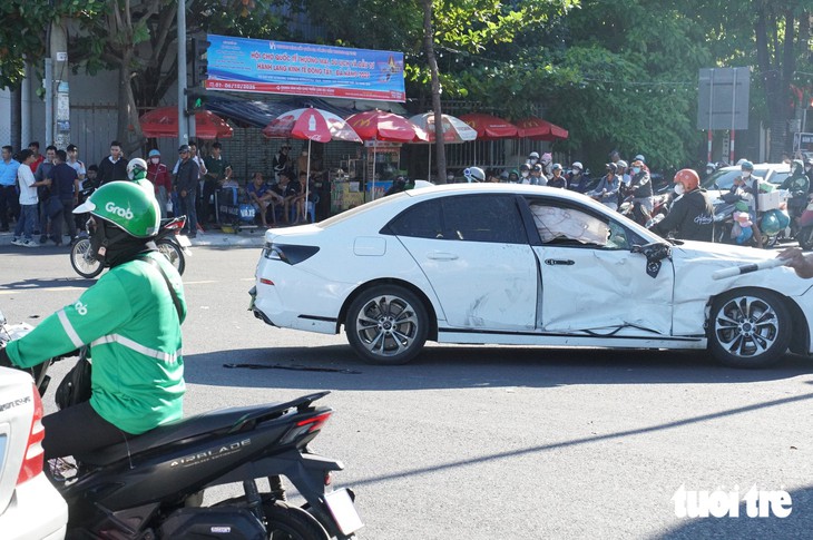 Vụ tai nạn liên hoàn giữa trung tâm Đà Nẵng: 4 ô tô, 1 xe máy hư hỏng vì xe bán tải vượt đèn đỏ - Ảnh 3.