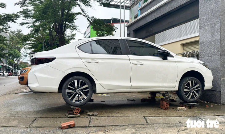 Vinh hứng cơn mưa lớn nhất lịch sử 41 năm, hệ thống thoát nước quá tải - Ảnh 8.