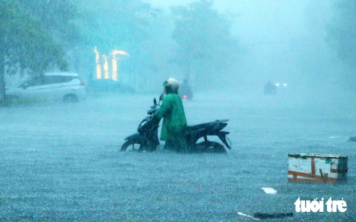 Vinh hứng cơn mưa lớn nhất lịch sử 41 năm, hệ thống thoát nước quá tải - Ảnh 2.