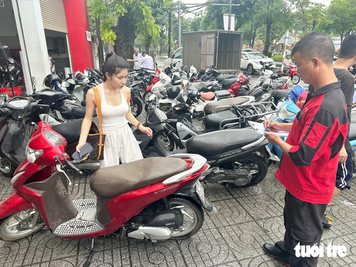 Xe hơi, xe máy ngập nước chết máy la liệt ở Vinh sau cơn mưa lịch sử 41 năm - Ảnh 13.