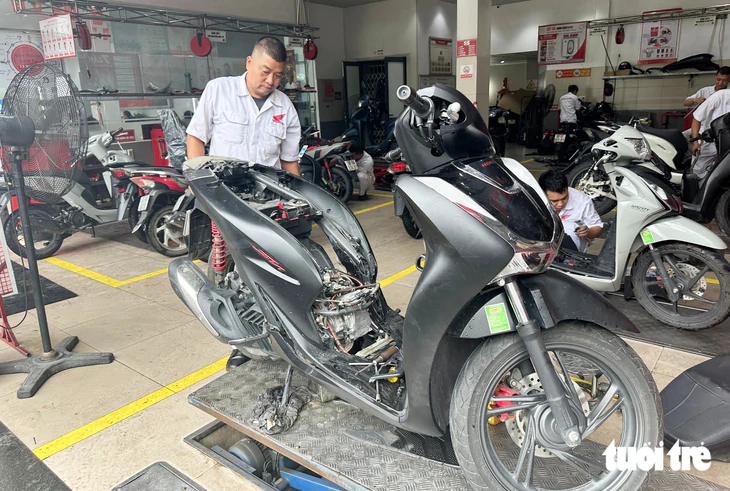Xe hơi, xe máy ngập nước chết máy la liệt ở Vinh sau cơn mưa lịch sử 41 năm - Ảnh 14.