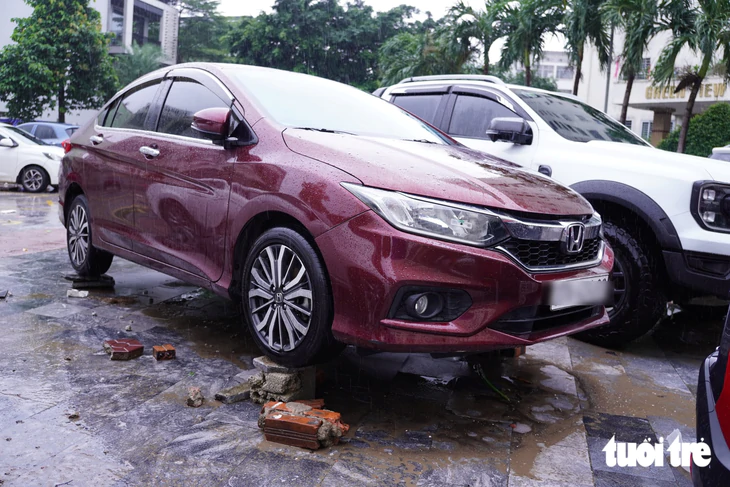 Xe hơi, xe máy ngập nước chết máy la liệt ở Vinh sau cơn mưa lịch sử 41 năm - Ảnh 5.