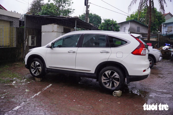 Xe hơi, xe máy ngập nước chết máy la liệt ở Vinh sau cơn mưa lịch sử 41 năm - Ảnh 6.