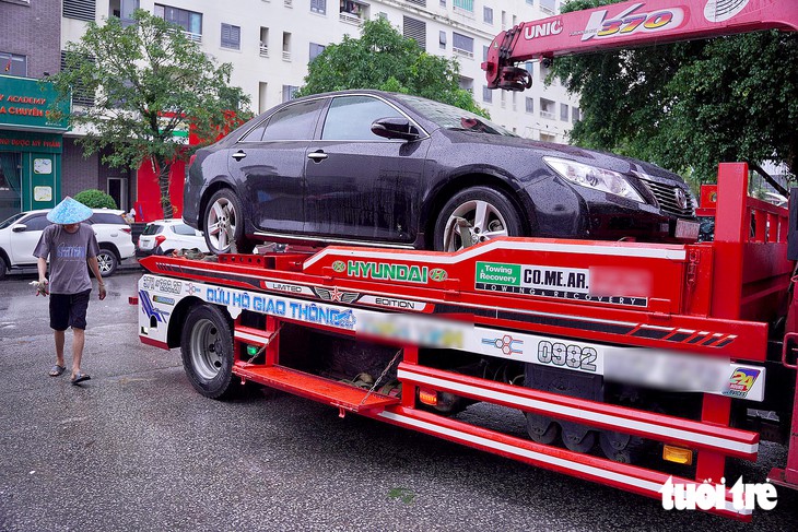 Xe hơi, xe máy ngập nước chết máy la liệt ở Vinh sau cơn mưa lịch sử 41 năm - Ảnh 4.