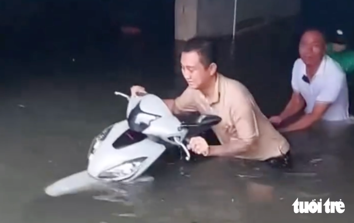 Bơm nước cả ngày 'cứu' hàng chục xe máy trong hầm chung cư - Ảnh 2.