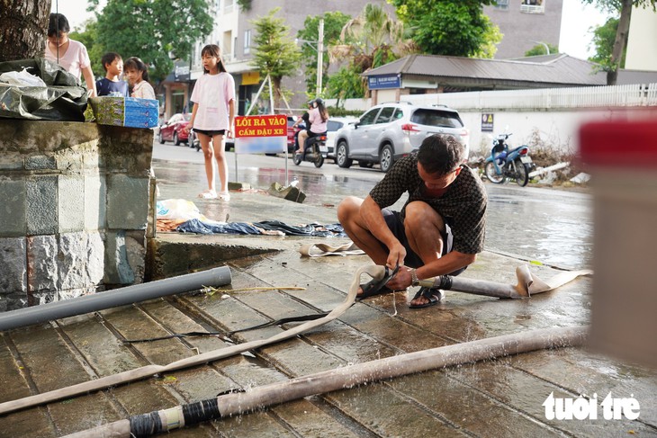 Bơm nước cả ngày 'cứu' hàng chục xe máy trong hầm chung cư - Ảnh 3.