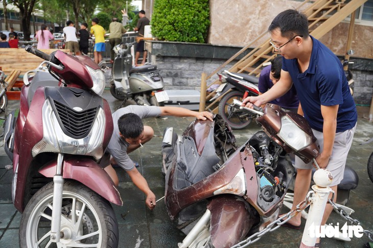 Bơm nước cả ngày 'cứu' hàng chục xe máy trong hầm chung cư - Ảnh 9.