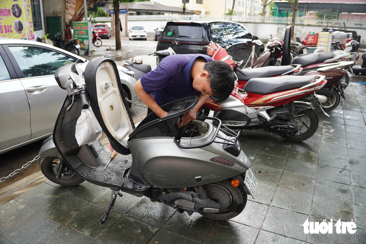 Bơm nước cả ngày 'cứu' hàng chục xe máy trong hầm chung cư - Ảnh 6.