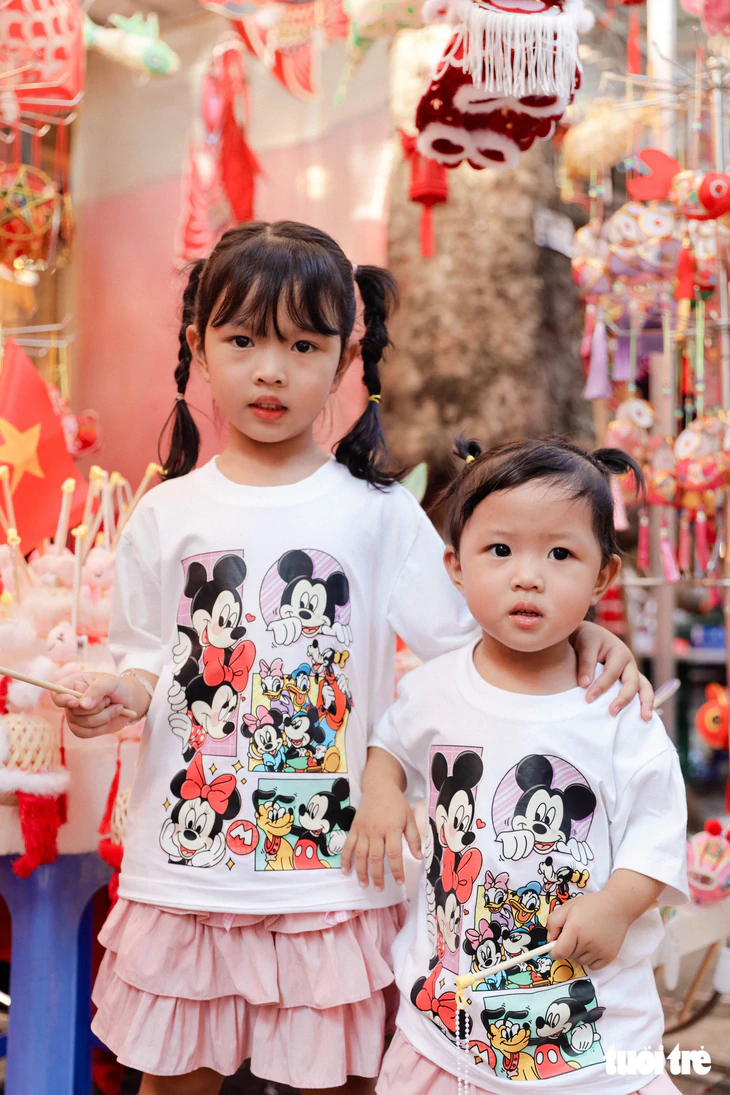 Hà Nội nắng đẹp, phố Hàng Mã đông kín người, rực rỡ sắc màu dịp cận Trung thu  - Ảnh 6.