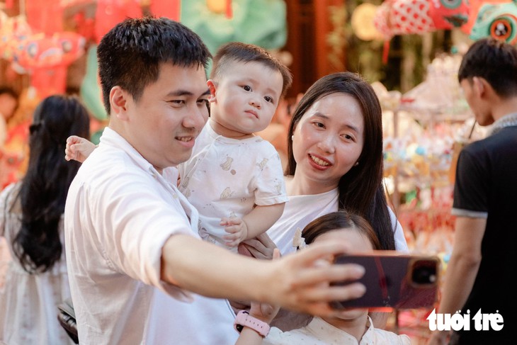 Hà Nội nắng đẹp, phố Hàng Mã đông kín người, rực rỡ sắc màu dịp cận Trung thu  - Ảnh 10.