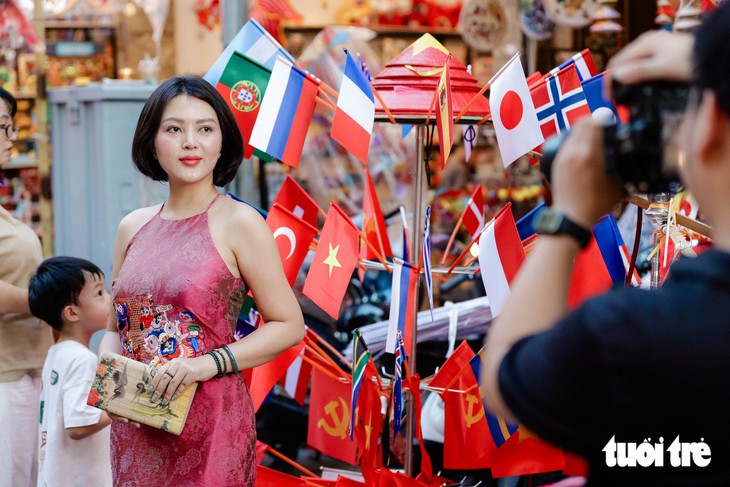 Hà Nội nắng đẹp, phố Hàng Mã đông kín người, rực rỡ sắc màu dịp cận Trung thu  - Ảnh 11.