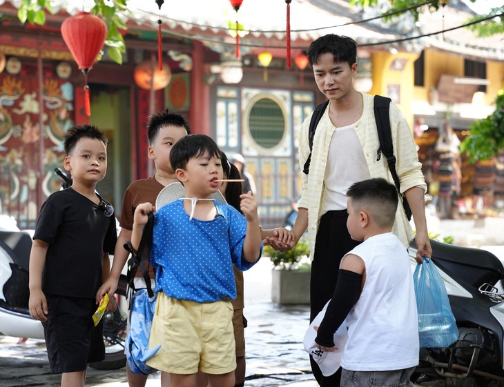 Bùi Công Nam bỗng dưng làm bố của 5 con: đáng yêu và hỗn loạn - Ảnh 2.