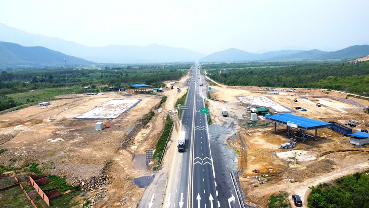 Tài xế chọn quốc lộ thay vì cao tốc: Xử phạt nghiêm nhưng các quy định phải dễ tuân thủ - Ảnh 1.