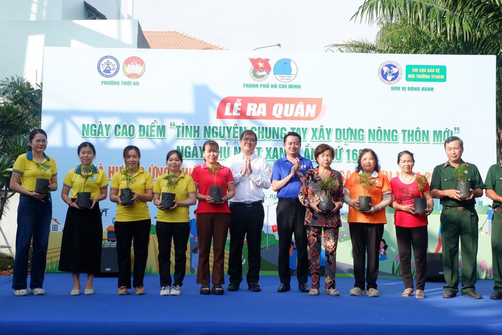 Tuổi trẻ TP.HCM ra quân làm sạch môi trường, thực hiện Ngày Chủ nhật xanh lần thứ 168 - Ảnh 3.