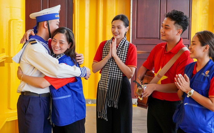 Cha mẹ vượt gần 1.000 hải lý mang mì Quảng, mắm ruốc thăm con ở nhà giàn DK1/10 - Ảnh 8.