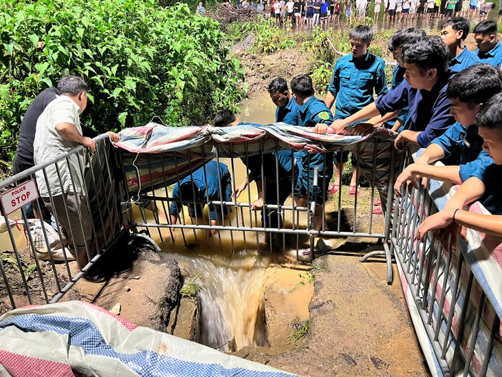 Chủ tịch Hà Nội yêu cầu làm rõ trách nhiệm tổ chức, cá nhân vụ nam sinh ngã xuống cống tử vong - Ảnh 1.