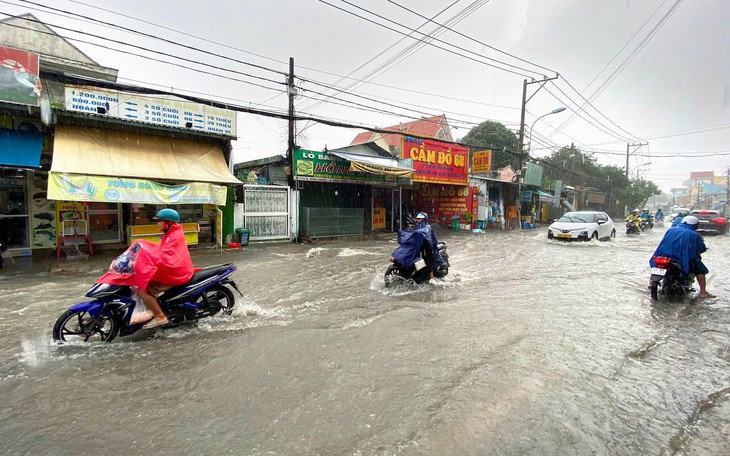 Từ chiều mai, Nam Trung Bộ và Nam Bộ vào đợt mưa lớn, có nơi trên 400mm - Ảnh 2.