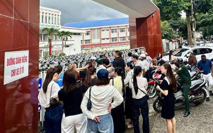Phụ huynh đến họp muộn, trường đóng cổng: Cha mẹ hãy là tấm gương sáng cho con soi mỗi ngày - Ảnh 2.