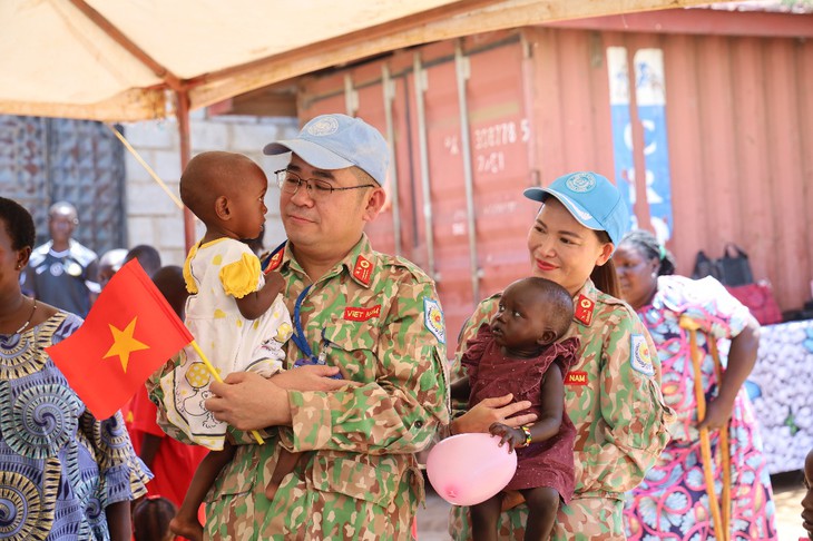 Lính mũ nồi xanh Việt Nam trao yêu thương đến trẻ em Nam Sudan trước ngày về nước - Ảnh 1.