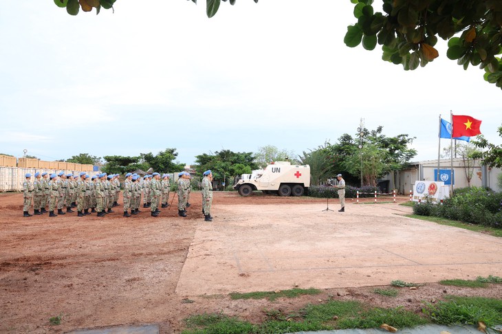 Lính mũ nồi xanh Việt Nam trao yêu thương đến trẻ em Nam Sudan trước ngày về nước - Ảnh 4.