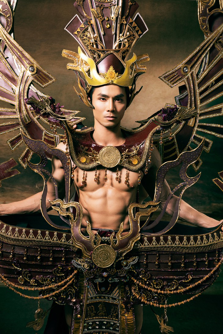 Thuyền Âu Lạc, chim hạc theo Nguyễn Vũ Linh ra sân khấu Mister International - Ảnh 1.
