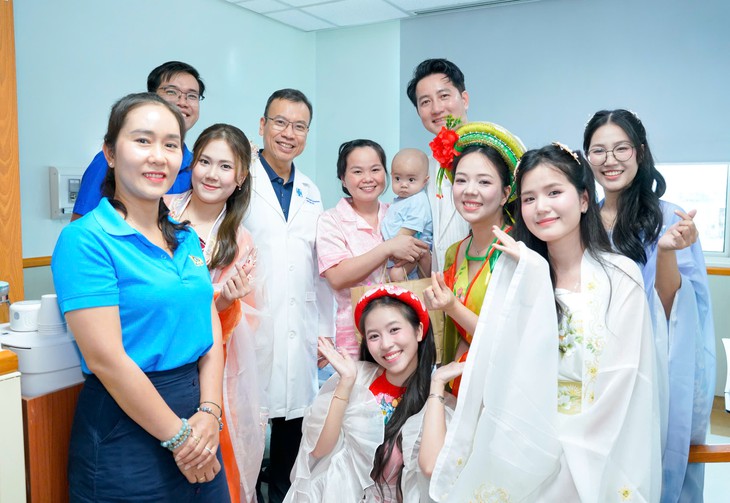 Đêm hội Trăng rằm ấm áp tại Bệnh viện Đại học Y Dược TP.HCM - Ảnh 2.