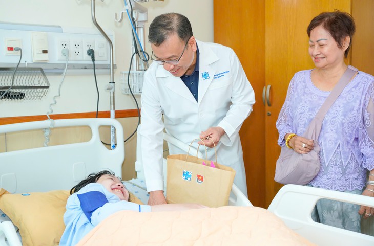 Đêm hội Trăng rằm ấm áp tại Bệnh viện Đại học Y Dược TP.HCM - Ảnh 1.