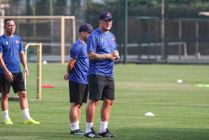 U17 Việt Nam tập buổi đầu tiên chuẩn bị cho World Cup - Ảnh 1.