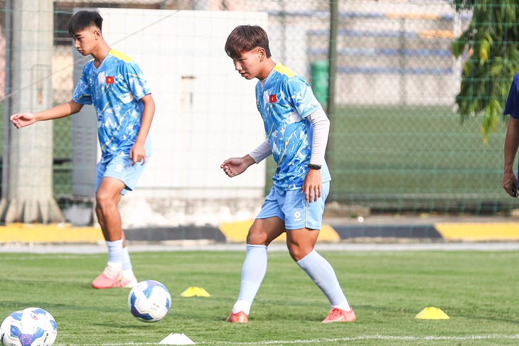 U17 Việt Nam tập buổi đầu tiên chuẩn bị cho World Cup - Ảnh 2.