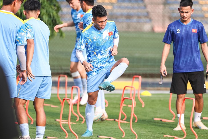 U17 Việt Nam tập buổi đầu tiên chuẩn bị cho World Cup - Ảnh 4.