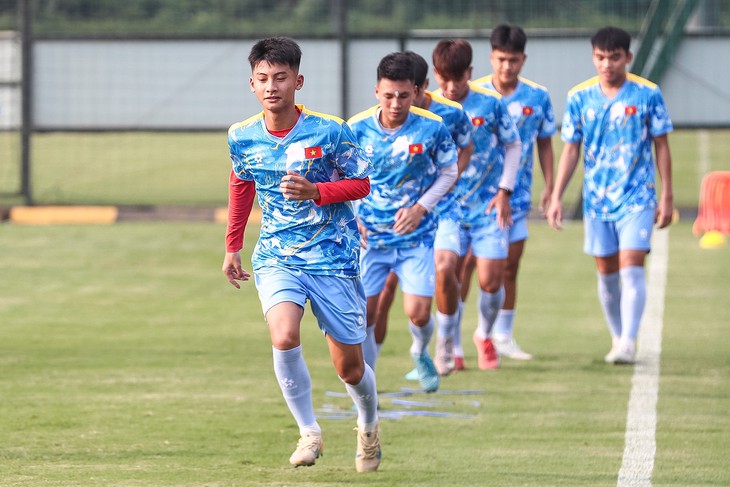 U17 Việt Nam tập buổi đầu tiên chuẩn bị cho World Cup - Ảnh 6.