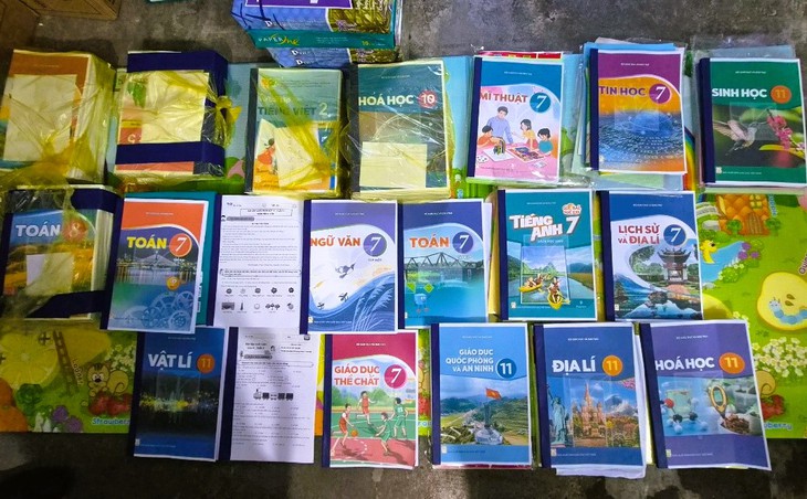Phát hiện tiệm photocopy in sách giáo khoa từ lớp 1-12 bán cho phụ huynh - Ảnh 3.