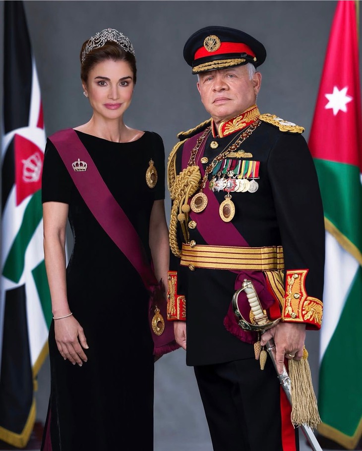 5 chiếc vương miện gắn bó với Hoàng hậu Rania xứ Jordan - Ảnh 11.
