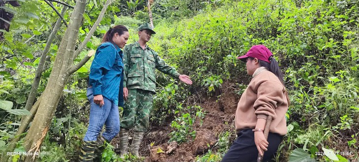 Thấy vết nứt lớn trên núi Pơrlai, bộ đội biên phòng khẩn cấp di dời đồ đạc cho 40 hộ dân - Ảnh 1.