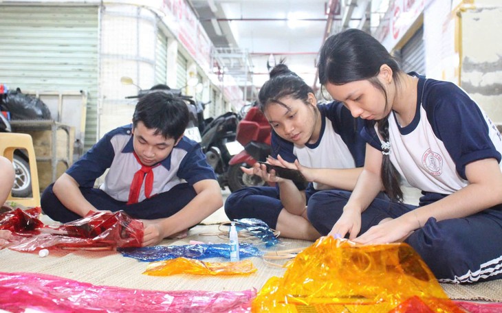 'Đặc sản' múa lân khiến phố Tam Kỳ đông nghịt mùa Trung thu - Ảnh 5.