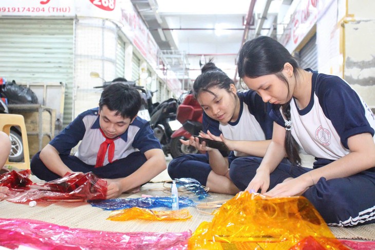 Thiếu nhi rộn ràng đón Tết Trung thu 2026 với lồng đèn và mặt nạ sáng tạo - Ảnh 1.