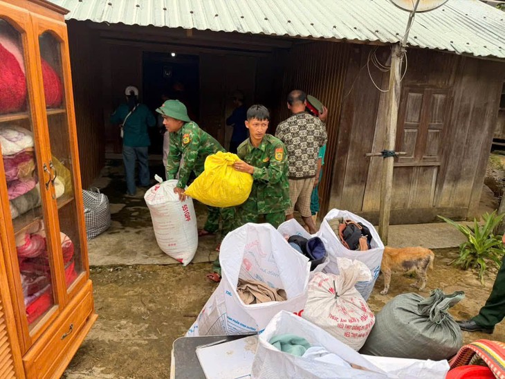 Thấy vết nứt lớn trên núi Pơrlai, bộ đội biên phòng khẩn cấp di dời đồ đạc cho 40 hộ dân - Ảnh 3.