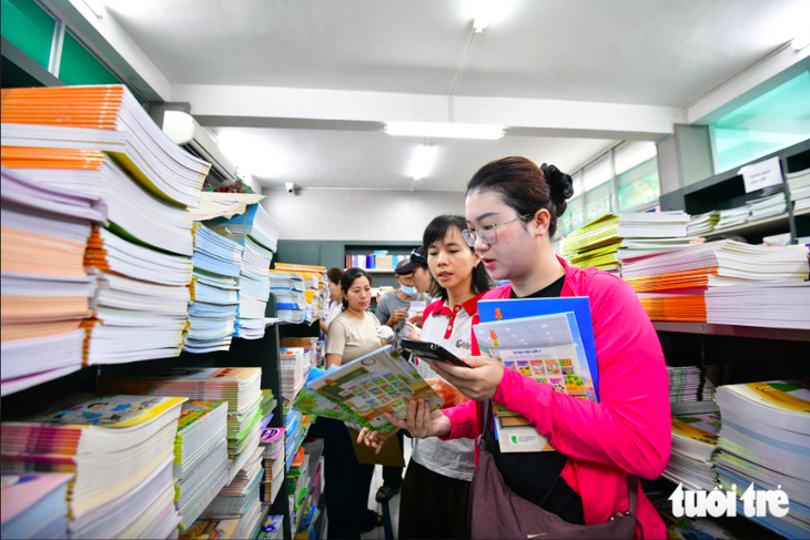 Bản quyền sách giáo khoa là của Nhà nước: phụ huynh  kỳ vọng giá rẻ, xoá độc quyền - Ảnh 1.