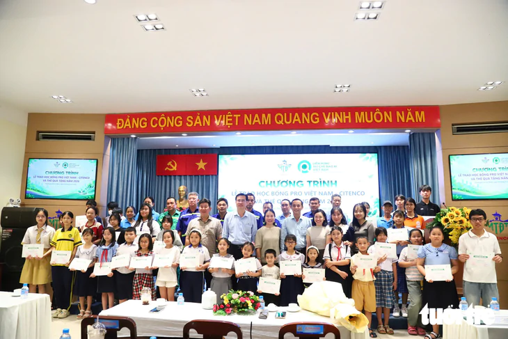 80 suất học bổng tiếp sức con em công nhân môi trường đến trường - Ảnh 1.