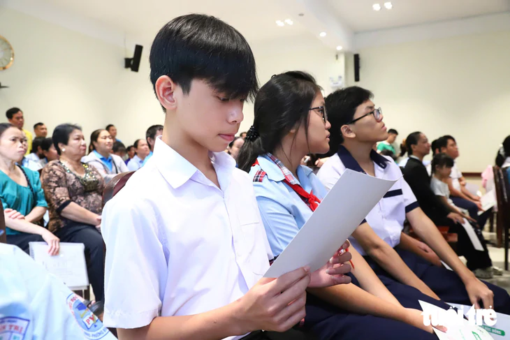80 suất học bổng tiếp sức con em công nhân môi trường đến trường - Ảnh 2.