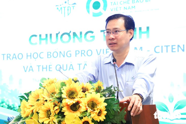 80 suất học bổng tiếp sức con em công nhân môi trường đến trường - Ảnh 4.