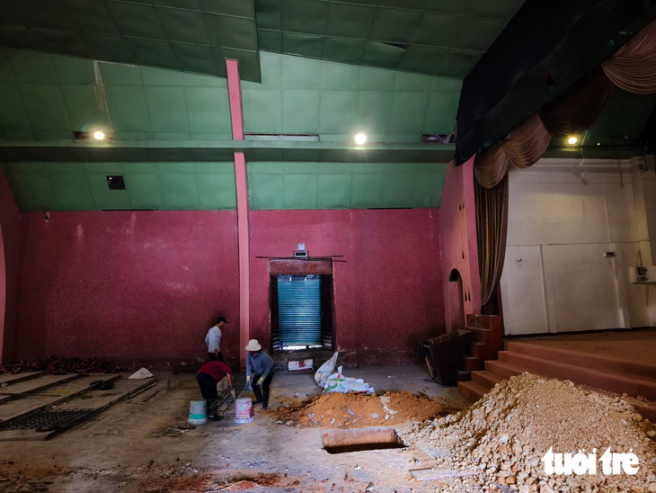 Rạp Hòa Bình Đà Lạt bị tháo dỡ từ bên trong - Ảnh 2.