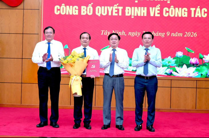 Tây Ninh công bố Chủ tịch HĐND và hai Phó Chủ tịch UBND tỉnh mới - Ảnh 1.