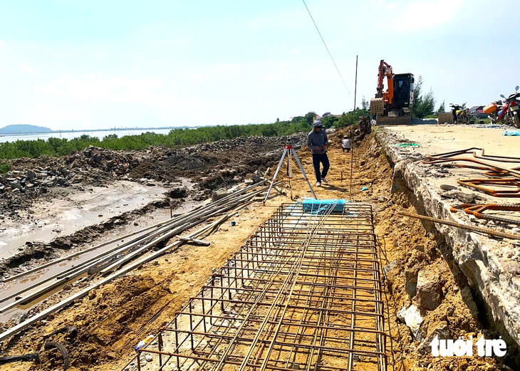 Cấp tập thi công những 'tấm khiên' xung yếu để bảo vệ người dân trước thiên tai - Ảnh 1.