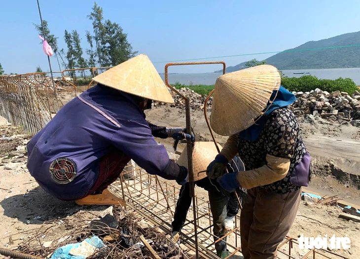 Cấp tập thi công những 'tấm khiên' xung yếu để bảo vệ người dân trước thiên tai - Ảnh 3.