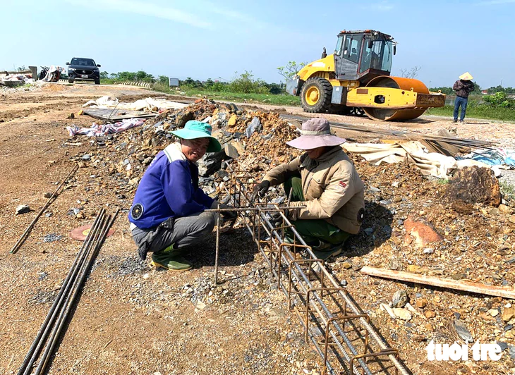 Cấp tập thi công những 'tấm khiên' xung yếu để bảo vệ người dân trước thiên tai - Ảnh 5.
