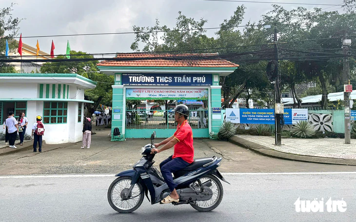 Học sinh lớp 8 bị nhóm bạn đánh bằng nón bảo hiểm trước cổng trường - Ảnh 1.
