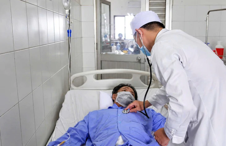 Cấp cứu thanh niên bị hai thanh sắt xuyên thấu đùi và bụng - Ảnh 1.